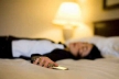 Уберите из спальни мобильные телефоны, советуют врачи